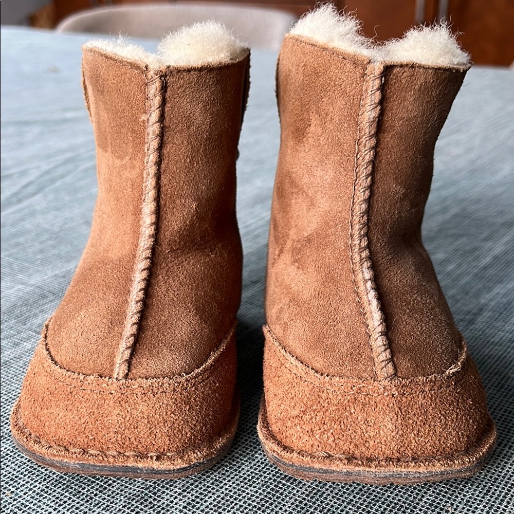 NWOT UGG infant suede and shearling boots chestnut size S